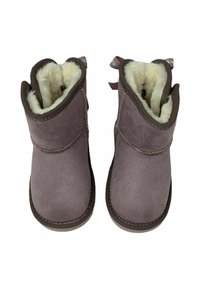 Stivaletti alla caviglia in suede viola con una morbida fodera in pelliccia color crema. Presentano un design cucito e una suola sottile marrone. Due anelli in tessuto sulla parte posteriore.