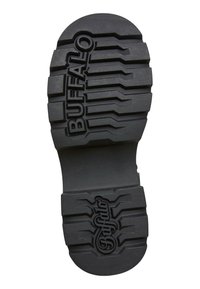 Suela de zapato de goma negra con patrones de relieve profundos. Logo "BUFFALO" embellecido cerca del talón y surcos decorativos que mejoran la tracción.