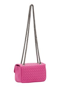 Borsa a tracolla in pelle intrecciata rosa con design strutturato, dotata di una tracolla a catena e una texture liscia, forma compatta e motivo a zigzag.