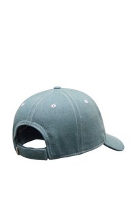 Lichtblauwe denim baseballcap met een gebogen rand, knoop bovenop en een verstelbare band. Bevat witte stiksels en ventilatiegaatjes.