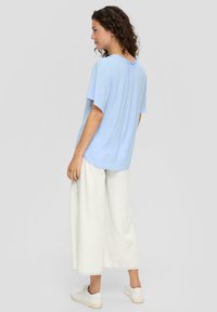 s.Oliver MIT V-AUSSCHNITT - Bluse - himmelblau