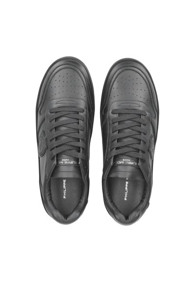 Sneaker in pelle nera con punta tonda, dettagli perforati e lacci neri. Presenta il logo di lato e un collare imbottito per maggiore comfort.