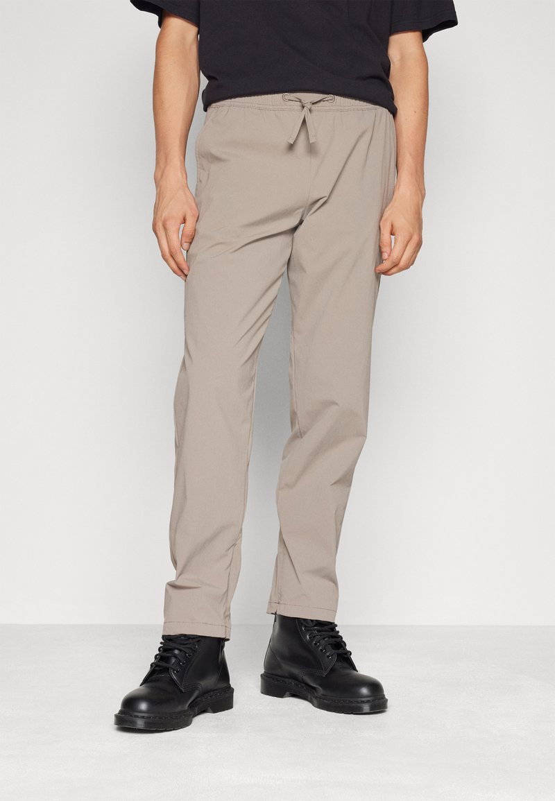 Jack & Jones JPSTKANE JJTECH PANT - Bukser - driftwood