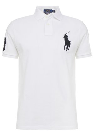 Witte katoen poloshirt met een twee-knops sluiting, korte mouwen en een geborduurd zwart logo van een polo speler op de linkerkant van de borst.