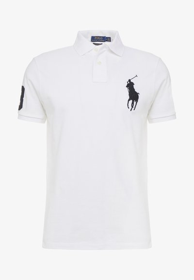 Hvit bomull polo skjorte med en to-knaps placket, kortermer og en brodert svart logo av en polo-spiller på venstre bryst.