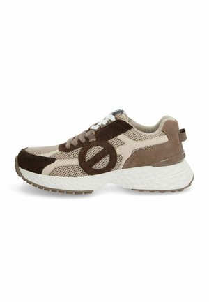 Chaussure de sport beige et marron avec des matériaux en mesh et en daim, détail de logo rond sur le côté, semelle rembourrée blanche, design à lacets.