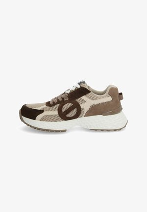 Scarpe sportive beige e marroni con materiali in rete e suede, dettaglio rotondo del logo sul lato, suola bianca con imbottitura, design con lacci.