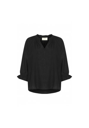 Melnā blūze, kas izgatavota no viegla auduma, ar V-veida kakla izgriezumu, trīs ceturtdaļu uzpūstām piedurknēm un savilktām detaļām ap kaklu un aprocēm.