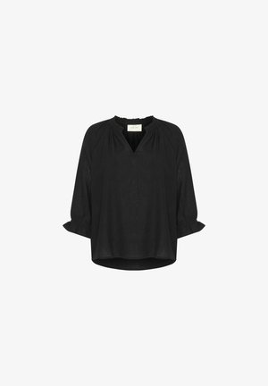 Melnā blūze, kas izgatavota no viegla auduma, ar V-veida kakla izgriezumu, trīs ceturtdaļu uzpūstām piedurknēm un savilktām detaļām ap kaklu un aprocēm.