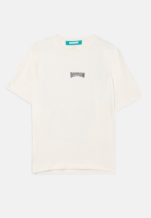 T-shirt a maniche corte color crema in cotone con collo rotondo. Presenta un piccolo logo nero "BARROW HALL OF FAME" sul petto. Design semplice.