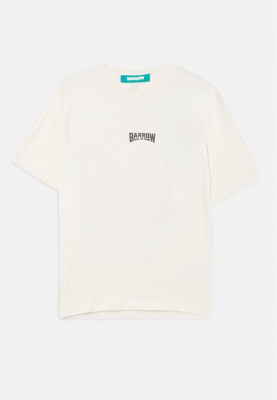 T-shirt a maniche corte color crema in cotone con collo rotondo. Presenta un piccolo logo nero "BARROW HALL OF FAME" sul petto. Design semplice.