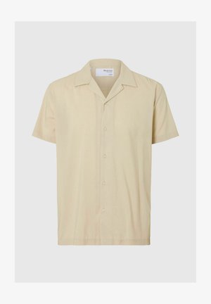 Cămașă cu mânecă scurtă, dintr-un material bej deschis. Are un guler clasic, cinci nasturi și o croială lejeră. Textură netedă, model minimal.