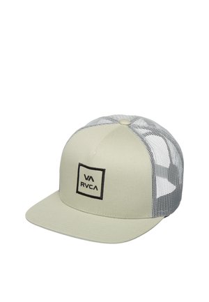 Beżowo-biała siateczkowa czapka typu trucker z płaskim daszkiem i czarnym haftowanym logo „VA RVCA” w kwadracie na przednim panelu.