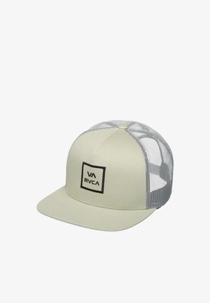 Casquette trucker en mesh beige et blanc avec une visière plate et un logo "VA RVCA" brodé en noir dans un carré sur le panneau avant.