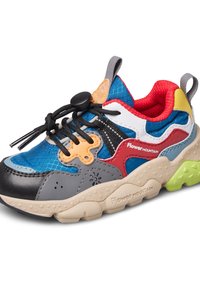 Scarpa da ginnastica multicolore con tomaia in mesh blu, punta in pelle nera, dettagli grigi e rossi, suola intermedia cremosa e suola esterna verde.