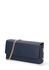 Clutch in pelle blu navy con tracolla in catena dorata, forma rettangolare, texture liscia e chiusura a patta magnetica.