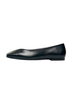 Scarpa bassa in pelle nera con punta leggermente appuntita e tacco minimo, mostrata di profilo su sfondo bianco.