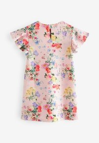Blumenkleid in Pink mit kurzen Rüschenärmeln, das eine strukturierte Oberfläche und eine Schlüsselaugenöffnung hinten aufweist. Mit bunten Blumen akzentuiert.