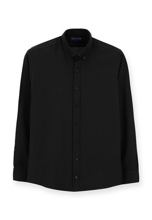 Camisa negra de manga larga ajustada con cuello puntiagudo, que presenta una textura suave y botones en la parte delantera, con un corte entallado y sin patrones visibles.