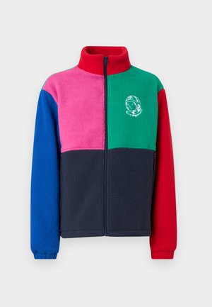 Fleecejakke med høj krave, lynlås og blokfarvedesign i rød, grøn, pink, blå og marineblå, med et astronaut grafik.