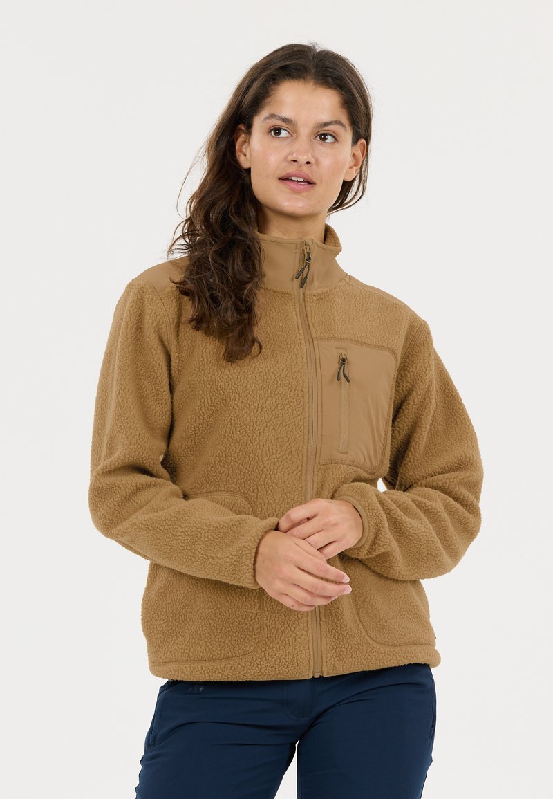 Braune Fleecejacke mit hohem Kragen, Vorderreißverschluss und einer Brusttasche. Weiche Textur mit einem zweifarbigen Design, das kontrastierende Stoffdetails aufweist.
