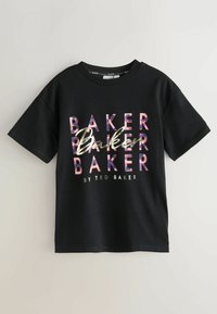 Černé bavlněné tričko s výrazným logem "BAKER" v růžové, fialové a metalické barvě. Kulatý výstřih a krátké rukávy.