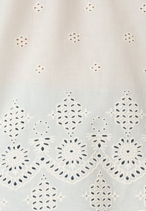 Tessuto di cotone ricamato in azzurro chiaro con motivi floreali bianchi intricati e dettagli a giorno lungo il bordo inferiore.