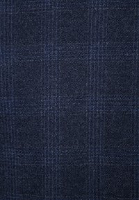 Marinblått tyg med en subtil rutmönster som har ljusare blå linjer, texturerad väv och en slät yta. Passar för kläder eller stoppning.