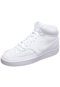 Höga vita sneakers tillverkade av texturerat läder. Funktioner inkluderar perforeringar på tån, snörning och en platt gummisula.