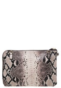 Clutch en python dans des tons de noir et de beige, présentant une surface texturée, une fermeture zippée et des accents en métal doré.