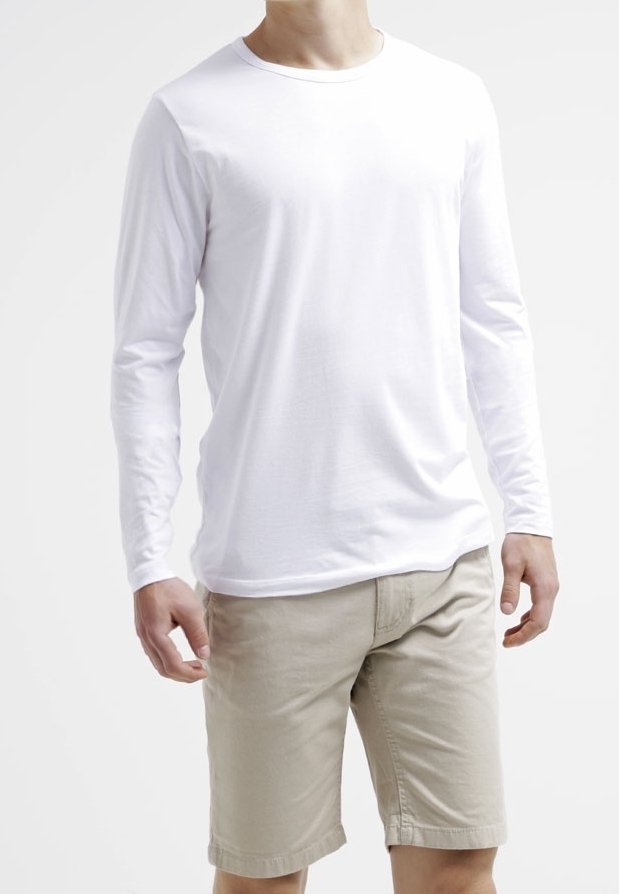 Bílý tričko s dlouhým rukávem, lehký materiál, zaoblený výstřih, spárované s béžovými šortkami, prezentující jednoduchý, ležérní design.