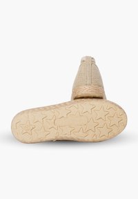 Espadril din bej, cu un capac din material texturat, talpă intermediară înfășurată în jute și talpă exterioară din cauciuc cu un model de stele.