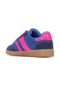 Blauwe suède sneakers met roze strepen en accenten. Voorzien van een gumrubberen zool en een gewatteerde kraag voor comfort. Achterop branding in het roze.