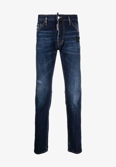 Vaqueros de mezclilla azul oscuro con corte recto, que presentan un desgaste sutil, un cierre de botón y un pequeño parche de la marca en la parte trasera.