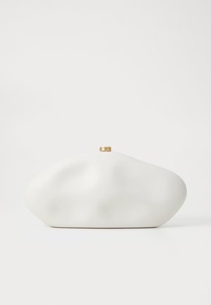 Witte, cloud-vormige clutch met een gladde textuur en ronde randen. Beschikt over een kleine, goudkleurige sluiting aan de bovenkant voor sluiting.