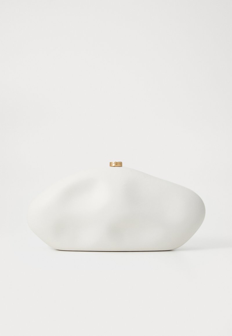 Hvid, skyformet clutch med en glat overflade og afrundede kanter. Har en lille klap i guldtonet metal øverst til lukning.