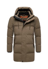 Chaqueta puffer color caqui con capucha, que presenta un cierre frontal con cremallera, dos bolsillos laterales y detalles en negro en los puños y el collar.