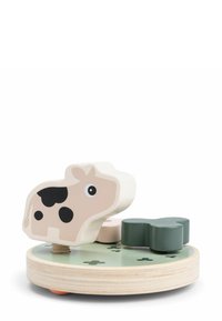 Vaca de juguete de madera con manchas negras sobre una plataforma giratoria con partes de madera verde y natural, diseñada para el juego y el aprendizaje de los niños.