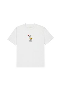Witte katoenen T-shirt met een kleurrijke tijgerafbeelding, palm bomen en een rode bloem. Klassieke ronde hals en korte mouwen.