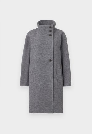 Manteau en laine gris avec un col montant, fermeture à trois boutons à l'avant et deux poches latérales. Il présente un design coupe droite et des manches longues.