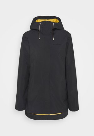 Veste de pluie noire à capuche avec doublure intérieure jaune et cordons de serrage, fermeture éclair frontale couverte par un rabat, manches longues et ourlet arrière légèrement plus long.