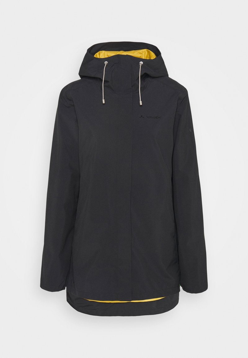 Veste de pluie noire à capuche avec doublure intérieure jaune et cordons de serrage, fermeture éclair frontale couverte par un rabat, manches longues et ourlet arrière légèrement plus long.