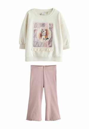 Haut crème à manches longues avec un motif patchwork lama et une bordure en dentelle associé à un pantalon court côtelé rose poudré.