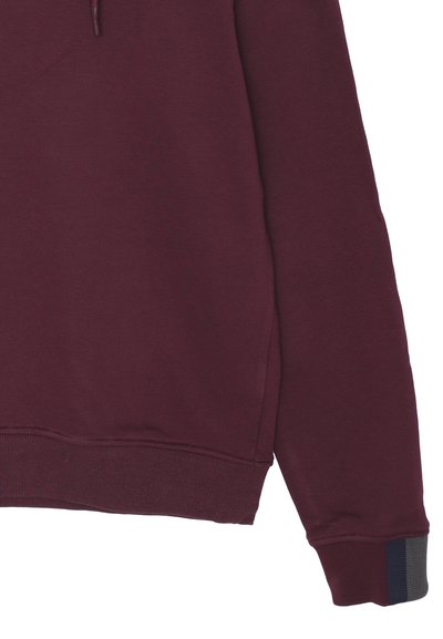 Felpa color bordeaux con collo rotondo, polsini e orlo a costine. I polsini presentano strisce accentate multicolori. Tessuto morbido, design casual.
