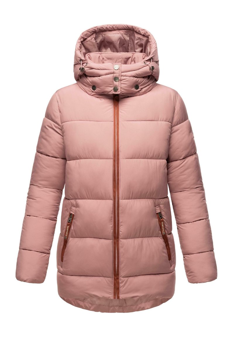 Polstret pink jakke med aftagelig hætte, lynlås foran og brune detaljer. Har to sidelommer og quiltet tekstur.