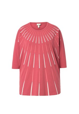 Vaaleanpunainen ylisuuri t-paita, joka on valmistettu pehmeästä kankaasta ja jossa on valkoinen auringon säteilykuvio, lyhyillä hihoilla ja pyöreällä kaula-aukolla.