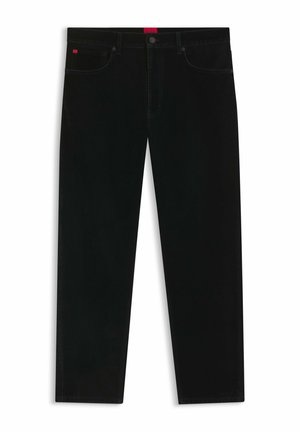 Jeans di cotone neri con design a gamba dritta, dotati di una targhetta con logo rosso sulla vita e due tasche frontali. Texture liscia, dettagli minimi.