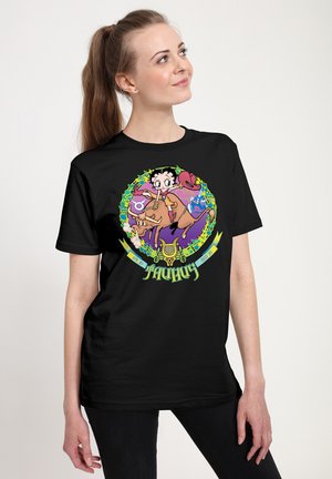 Sort T-shirt med et farverigt tegneserieprint af en pige og dyr, med grønne og gule accenter samt legende musiknoter.