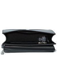 Clutch de cuero negro con un exterior liso, cierre de cremallera y forro de tela negra. Presenta un acento de hardware plateado y un compartimento interno.