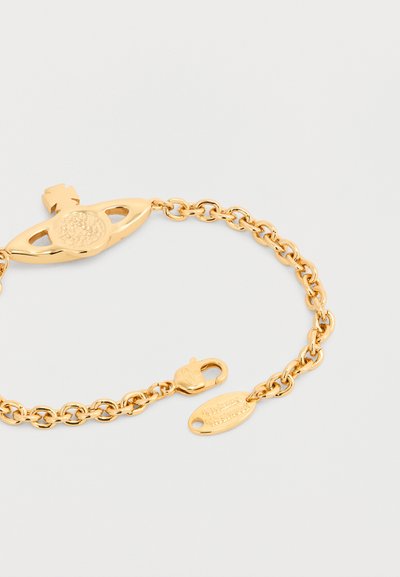 Βραχιόλι αλυσίδα σε χρυσή απόχρωση με οβάλ μενταγιόν με λογότυπο και διακοσμητικό έμβλημα σε σχήμα πλανήτη με σταυρό στην κορυφή.